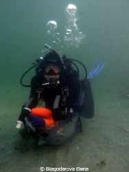 There is diver with his equipment at the u/w tow transpor... by Blagodarova Elena 